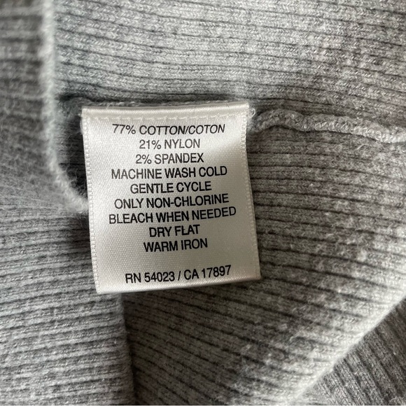 3/$30 | Old Navy Y2K Vintage Gray Fitted V Neck Tank - Picture 7 of 8